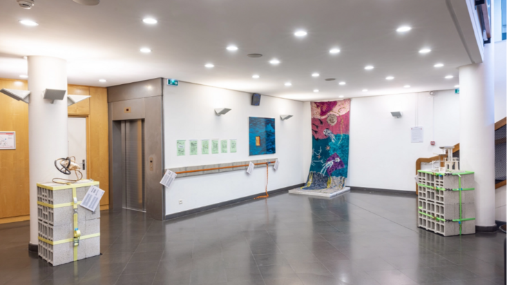 Les artistes des Ateliers du Quai Antoine Ier s’exposent au Théâtre des Variétés